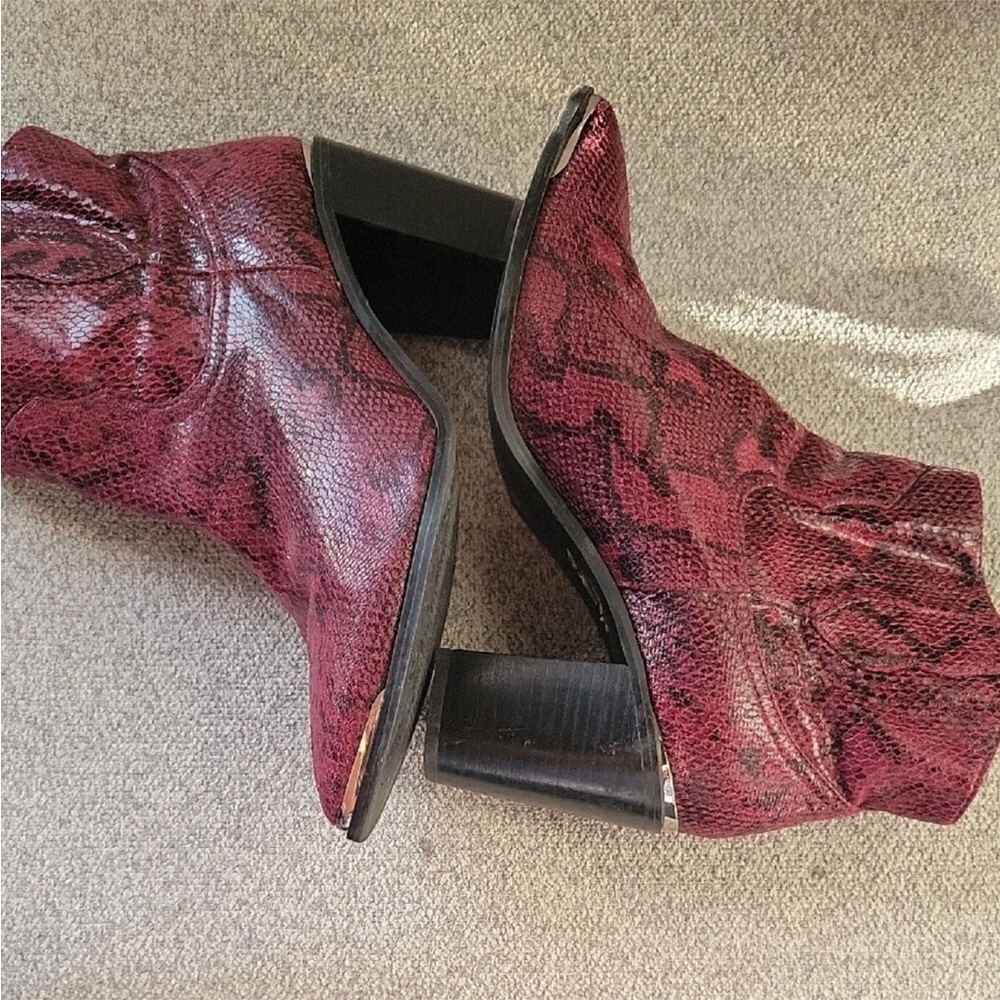 Steve Madden Women’s Red Snake Print Ankle Boots Size 10 - Picture 2 of 7